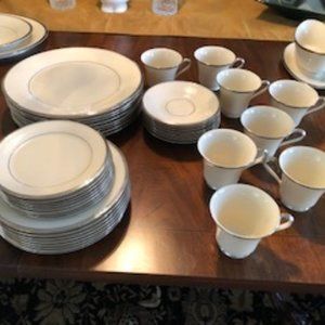 Fine China - Lenox Solitaire 50 piece set PERFECT